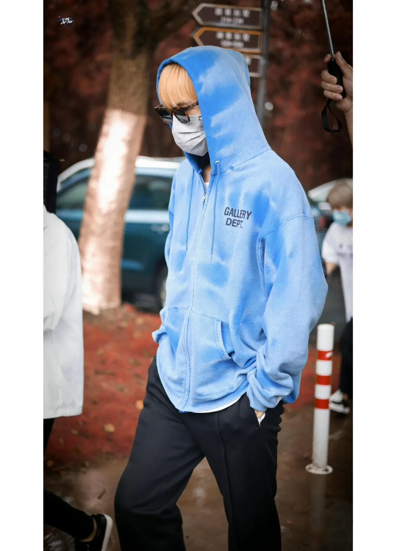 GALLERY DEPT. SUN FADED ENGLISH LOGO ZIP UP/BLUE Sun-washed blue water ripple English zipper hoodie Washed blue S-XL Ready-to-wear dyeing Hand-sewn heavy-weight horsetail fading Super-heavy washing Hand-hanging holes Bones frayed and whitened Mold customization with G LOGO zipper Correct accessories!